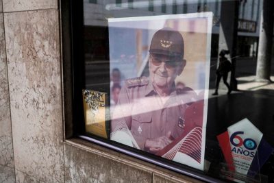 Ảnh của Raul Castro treo trong một văn phòng nhà nước tại Havana, Cuba.