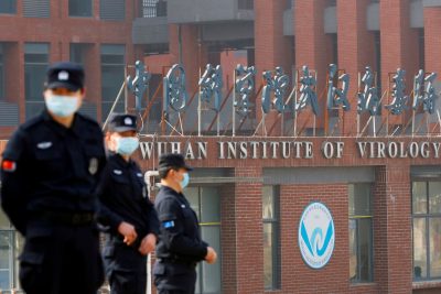 Nhân viên an ninh canh chừng bên ngoài Viện Virus học Vũ Hán trong chuyến thăm của nhóm điều tra WHO