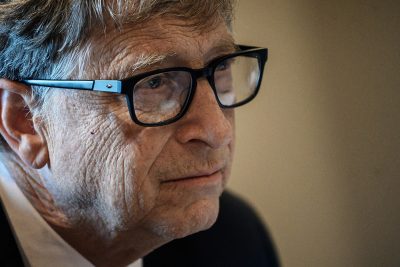 Theo lá thư từ một nữ nhân viên Microsoft, ông Gates đã có quan hệ tình cảm với cô trong nhiều năm