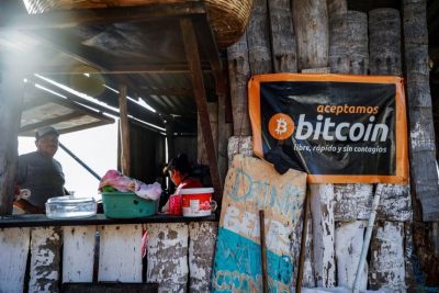 Một biển hiệu thông báo chấp nhận thanh toán bằng Bitcoin tại một quán cà phê ở El Salvador.