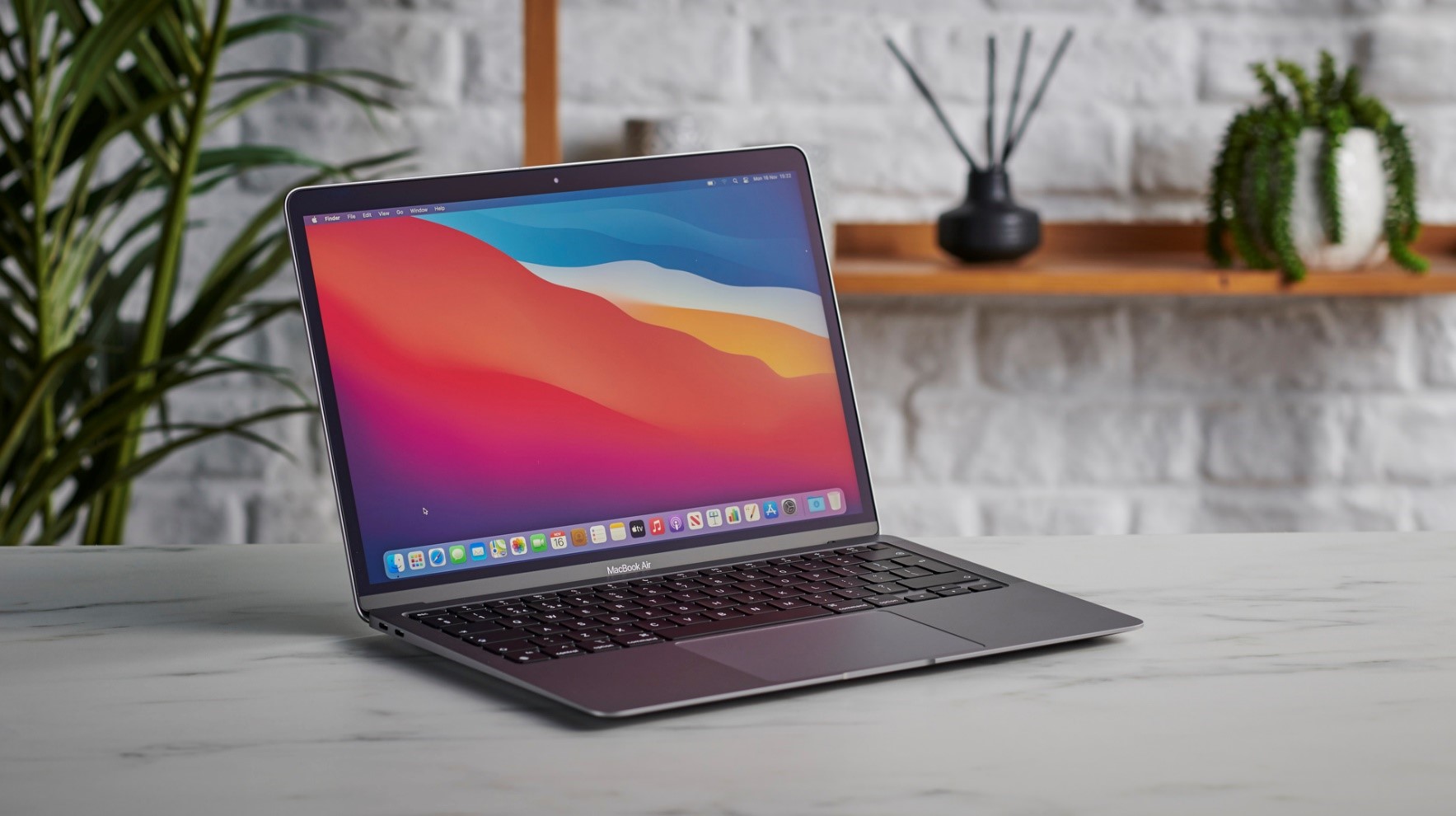 Dòng MacBook mới nhất của Apple đang sử dụng chip M1 có hiệu suất vượt trội.