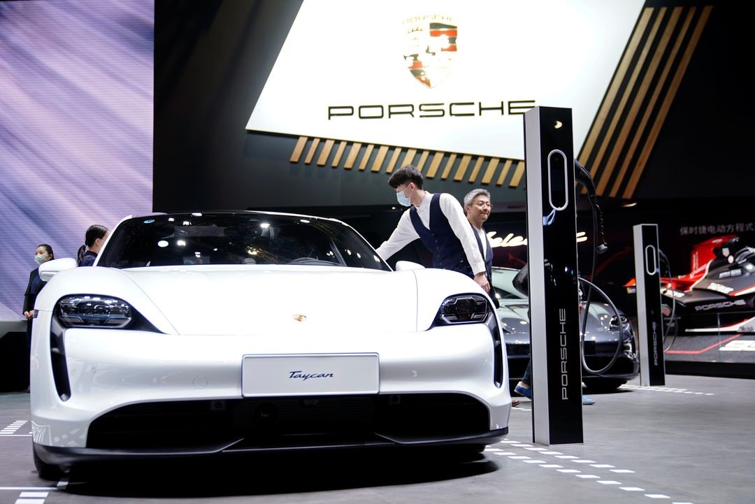 Xe điện Porsche Taycan trưng bày tại Triển lãm Ô tô Thượng Hải ngày 20/4/2021 tại Thượng Hải, Trung Quốc.