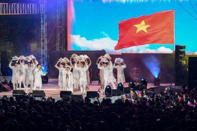 Đoàn nghệ thuật Việt Nam biểu diễn ở lễ bế mạc SEA Games 30 tại Philippines năm 2019.