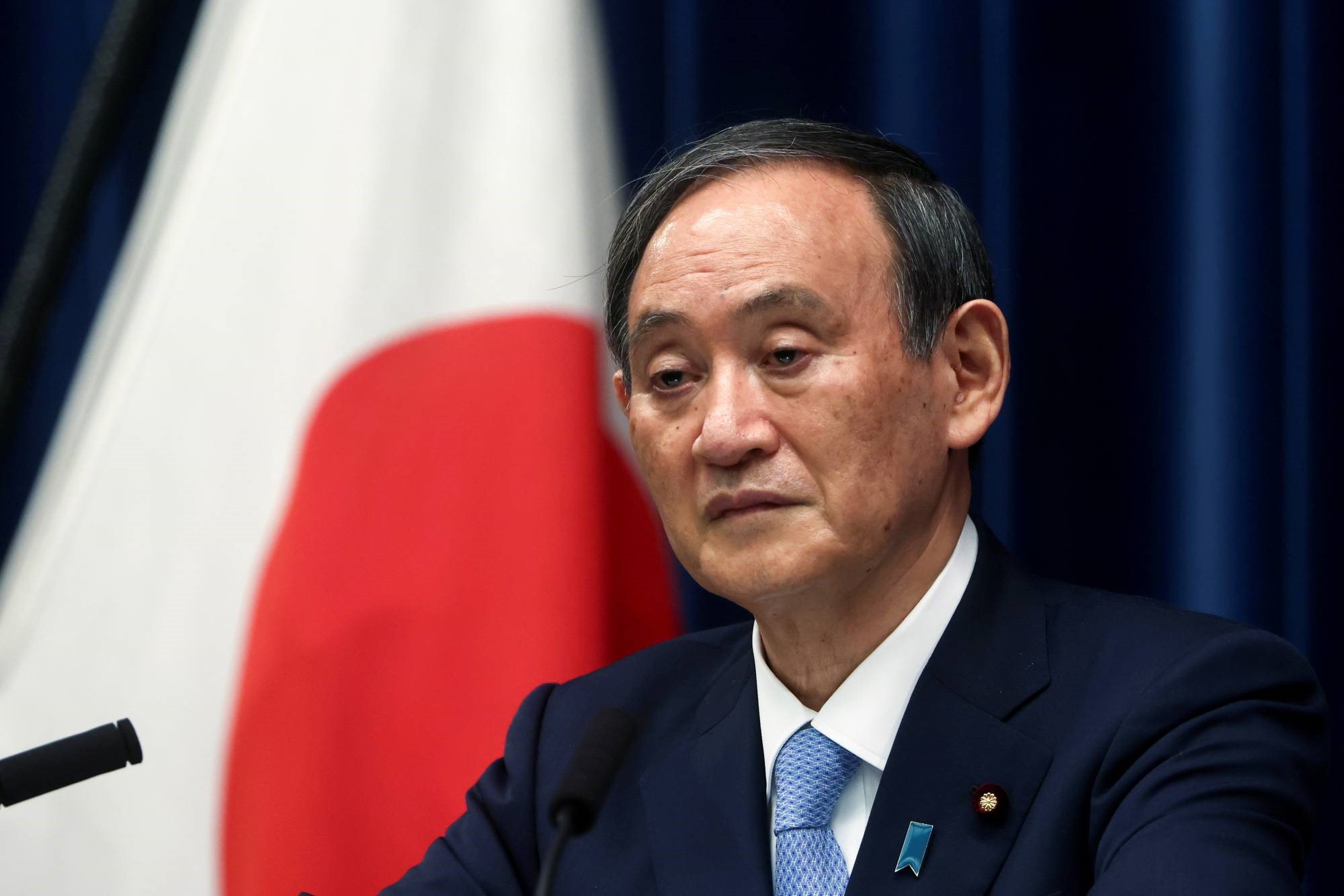 Thủ tướng Nhật Bản Yoshihide Suga, khi đó là chánh văn phòng nội các, bị cáo buộc khuyến khích gây áp lực lên các nhà đầu tư của Toshiba.