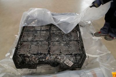 Một pin Lithium-ion bị đốt trước khi tháo dỡ
