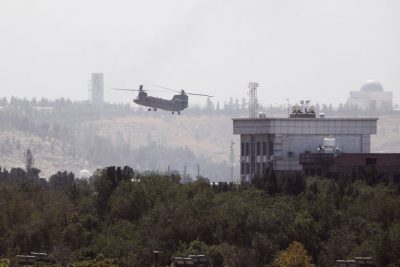Máy bay trực thăng bay gần Đại Sứ quán Mỹ ở Kabul vào Chủ nhật. Ảnh: AP