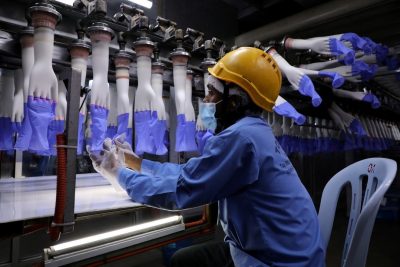 Nhiều nhà sản xuất găng tay Malaysia phải ngừng hoạt động vì các lệnh phong tỏa.