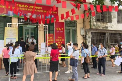 Người dân Hà Nội xếp hàng ở trụ sở phường ngày 9/8 để xin xác nhận giấy đi đường