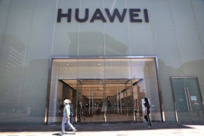 Doanh thu mảng thiết bị cầm tay của Huawei giảm 47%.