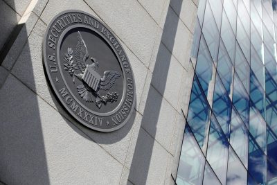SEC đang đối mặt với áp lực từ các nhà lập pháp Mỹ về việc niêm yết cổ phiếu của các công ty Trung Quốc tại Mỹ.