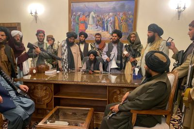 Các thành viên Taliban ở dinh tổng thống Afghanistan vào Chủ nhật. Ảnh: AP