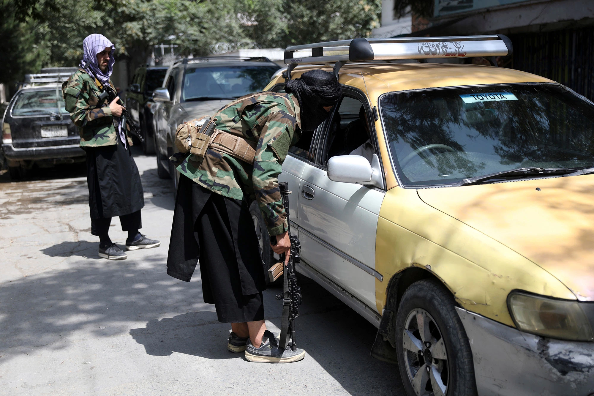 Taliban kiểm tra một phương tiện ở Kabul.