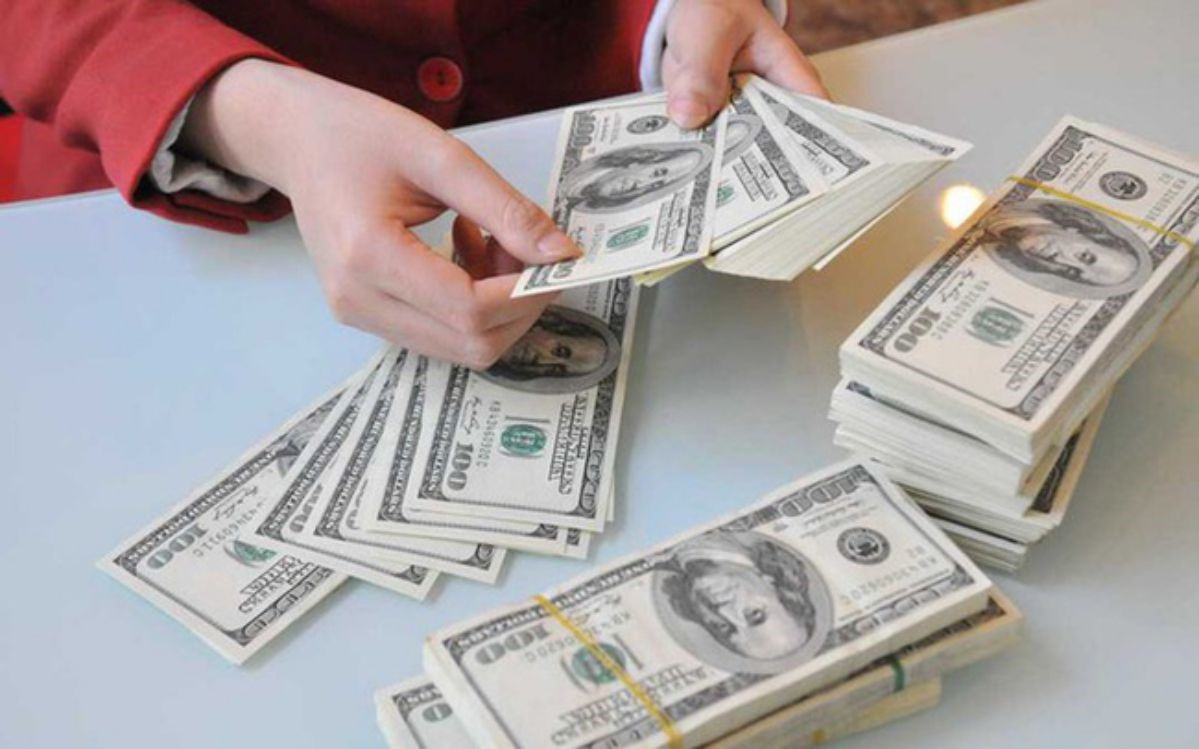 Trong vòng hơn 2 tháng, NHNN đã giảm giá mua USD 2 lần với mức giảm tổng cộng là 375 đồng/USD.