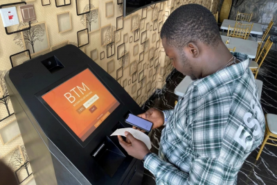 Một khách hàng mua Bitcoin ở ATM tại Lagos, Nigeria.