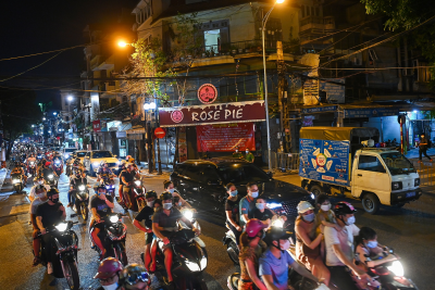 Xe cộ tràn ngập một số khu phố ở Hà Nội vào đêm Trung thu.