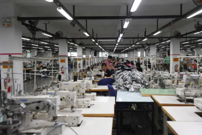 Các nhà máy ở Việt Nam đang tìm cách đưa công nhân trở lại an toàn.