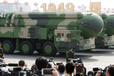 Xe quân sự mang tên lửa đạn đạo xuyên lục địa DF-41 của Trung Quốc.