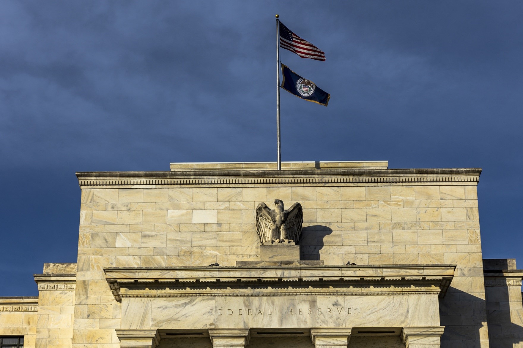 Fed đối mặt với áp lực thắt chặt chính sách tiền tệ do lạm phát tăng vọt.