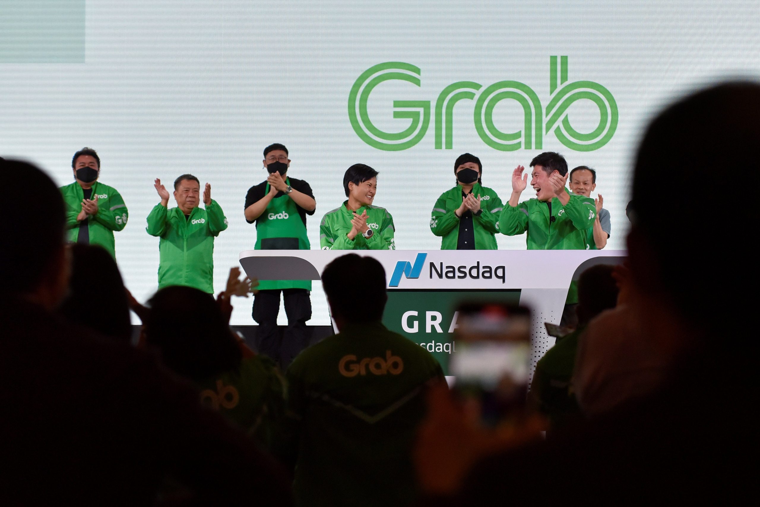 CEO Anthony Tan và các lãnh đạo của Grab rung chuông từ Singapore ngày 2/12.