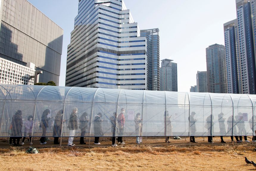 Người Hàn Quốc xếp hàng tại một cơ sở xét nghiệm tạm thời ở Seoul.