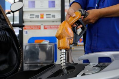 Giá xăng dầu tăng mạnh khiến giá hàng hóa và dịch vụ giao thông vận tải tăng 2,35% trong tháng 2.