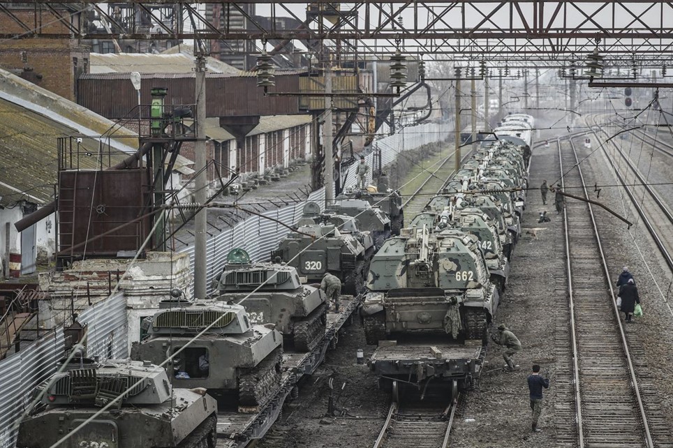 Xe bọc thép của Nga tại một nhà ga tàu hỏa ở Rostov, gần Ukraine.