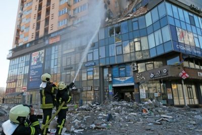 Lính cứu hỏa dập lửa ở một tòa nhà bị ném bom ở Kyiv hôm thứ Bảy. Nguồn: Reuters.