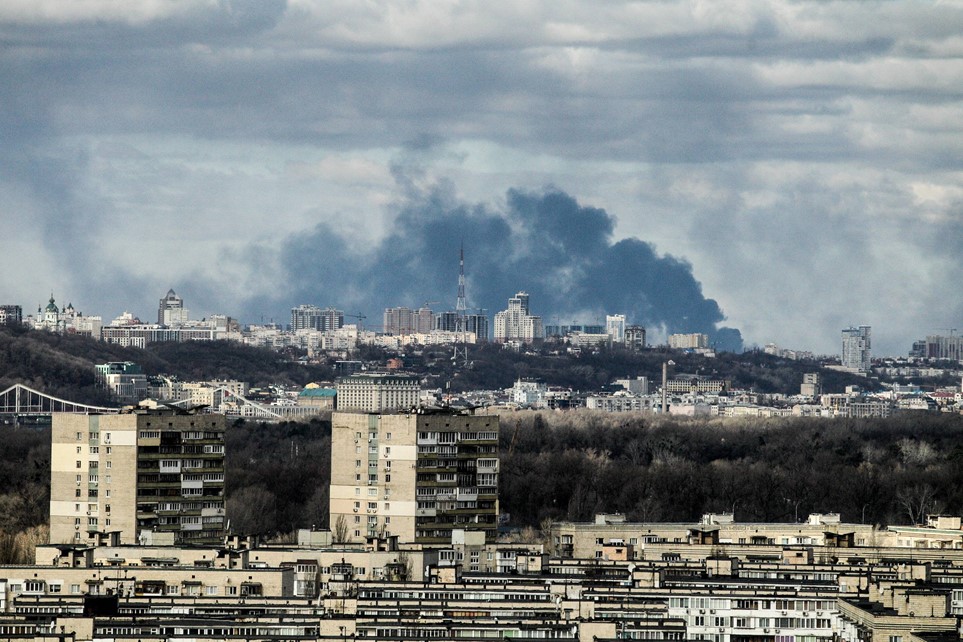 Kyiv rung chuyển bởi các vụ nổ trong đêm Chủ Nhật. Ảnh: Zuma Press.
