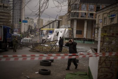 Một khu vực có vẻ như bị Nga tấn công ở Kyiv, Ukraine. Nguồn: AP.