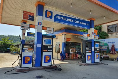 Doanh nghiệp xăng dầu gặp khó khăn vì giá điều hành chậm.