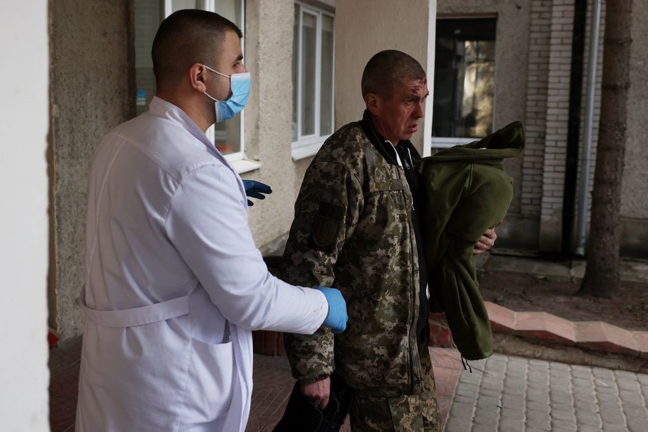 Một người bị thương trong cuộc không kích ở Yavoriv được chăm sóc y tế.