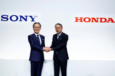 CEO của Sony bắt tay người đồng cấp của Honda trong cuộc họp báo hôm thứ Sáu.