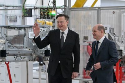 CEO Tesla Elon Musk (trái) và Thủ tướng Đức Olaf Scholz tham dự lễ khai trương nhà máy.