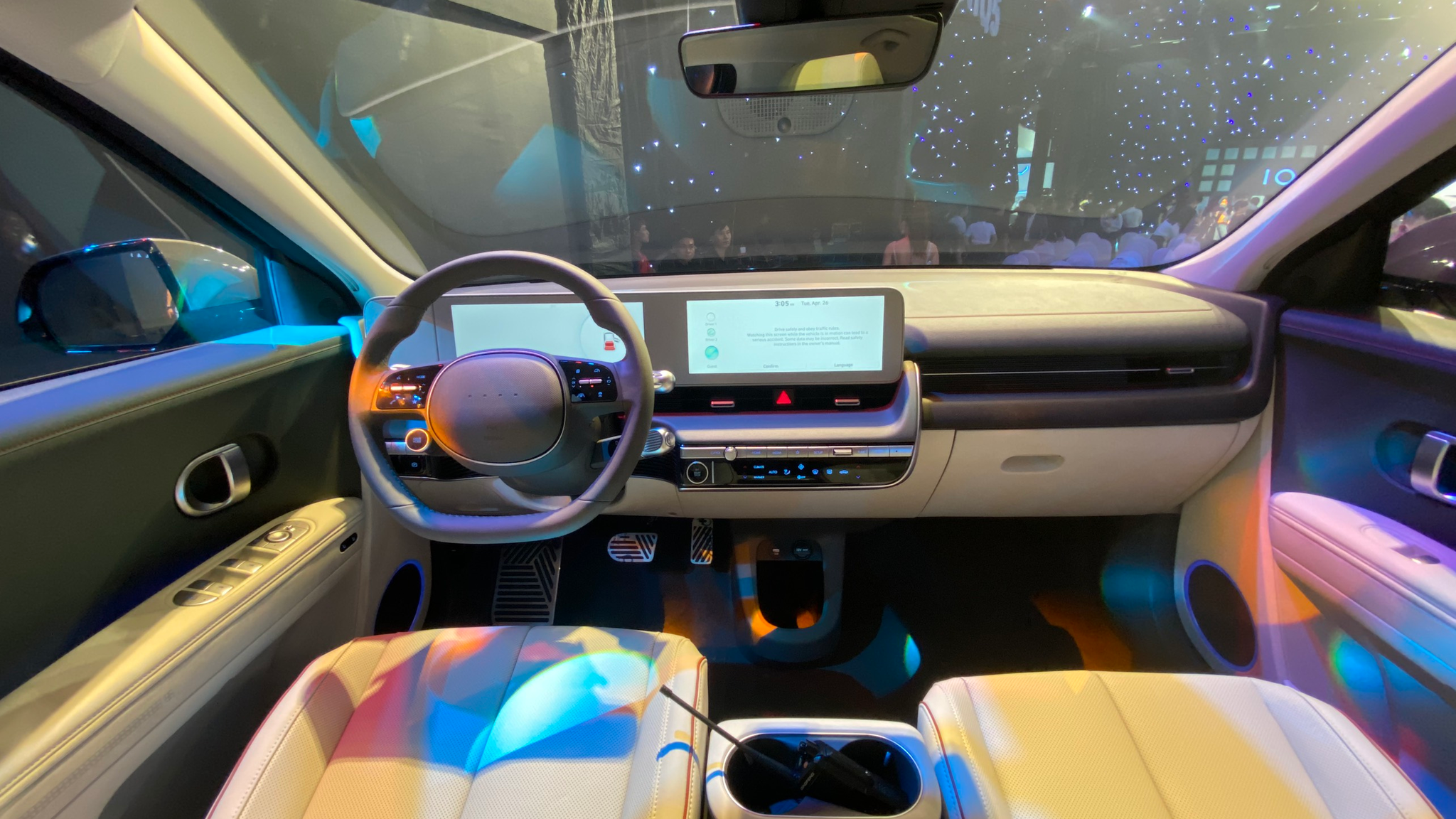 Nội thất chiếc Hyundai Ioniq 5 mới nhập khẩu về Việt Nam. Xe được trang bị 2 màn hình 12,3 inch trên bảng táp lô.