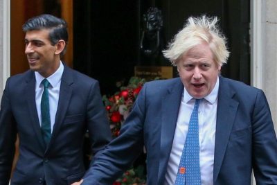 Thủ tướng Anh Boris Johnson (phải) và Bộ trưởng Tài chính Rishi Sunak (trái) bị phạt vì vi phạm luật phong tỏa Covid-19.