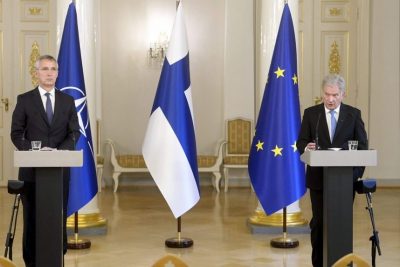 Tổng thư ký NATO Jens Stoltenberg (trái) và Tổng thống Phần Lan Sauli Niinistö tại một cuộc họp báo năm ngoái ở Helsinki.
