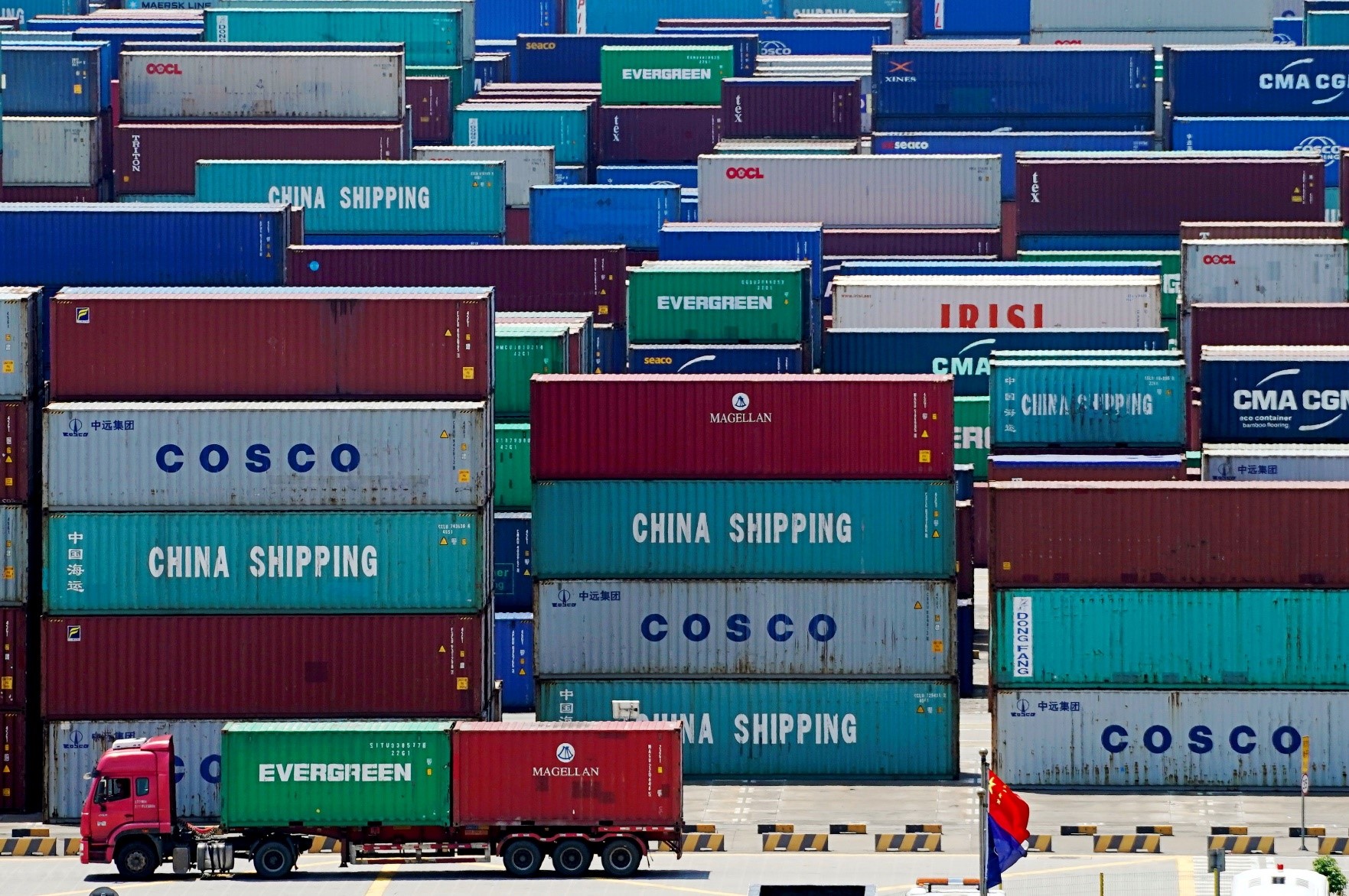 Xuất khẩu của Trung Quốc tăng chậm nhất trong 2 năm vào tháng 4.