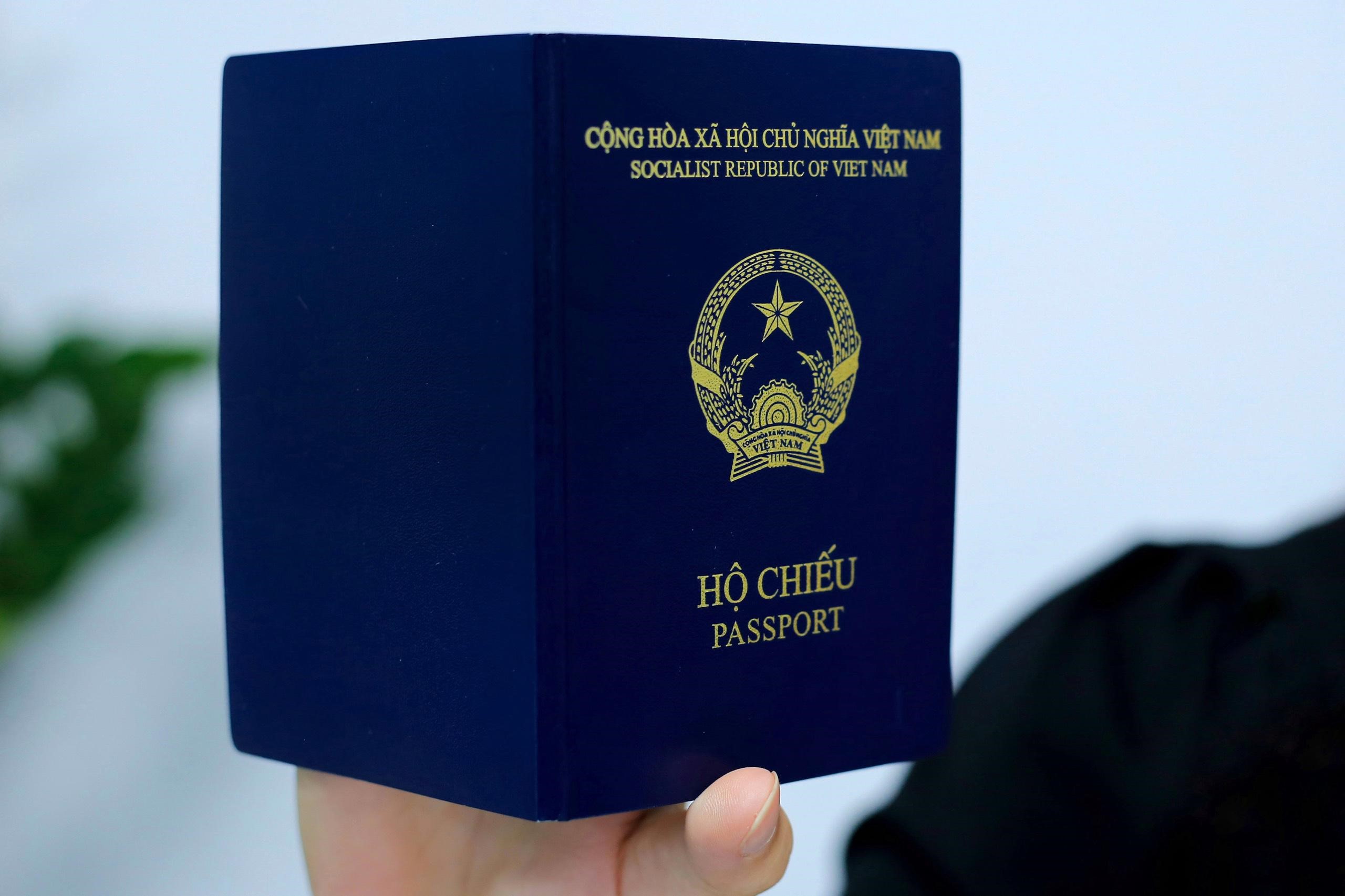 Hộ chiếu mẫu mới được Bộ Công an cấp từ ngày 1/7.