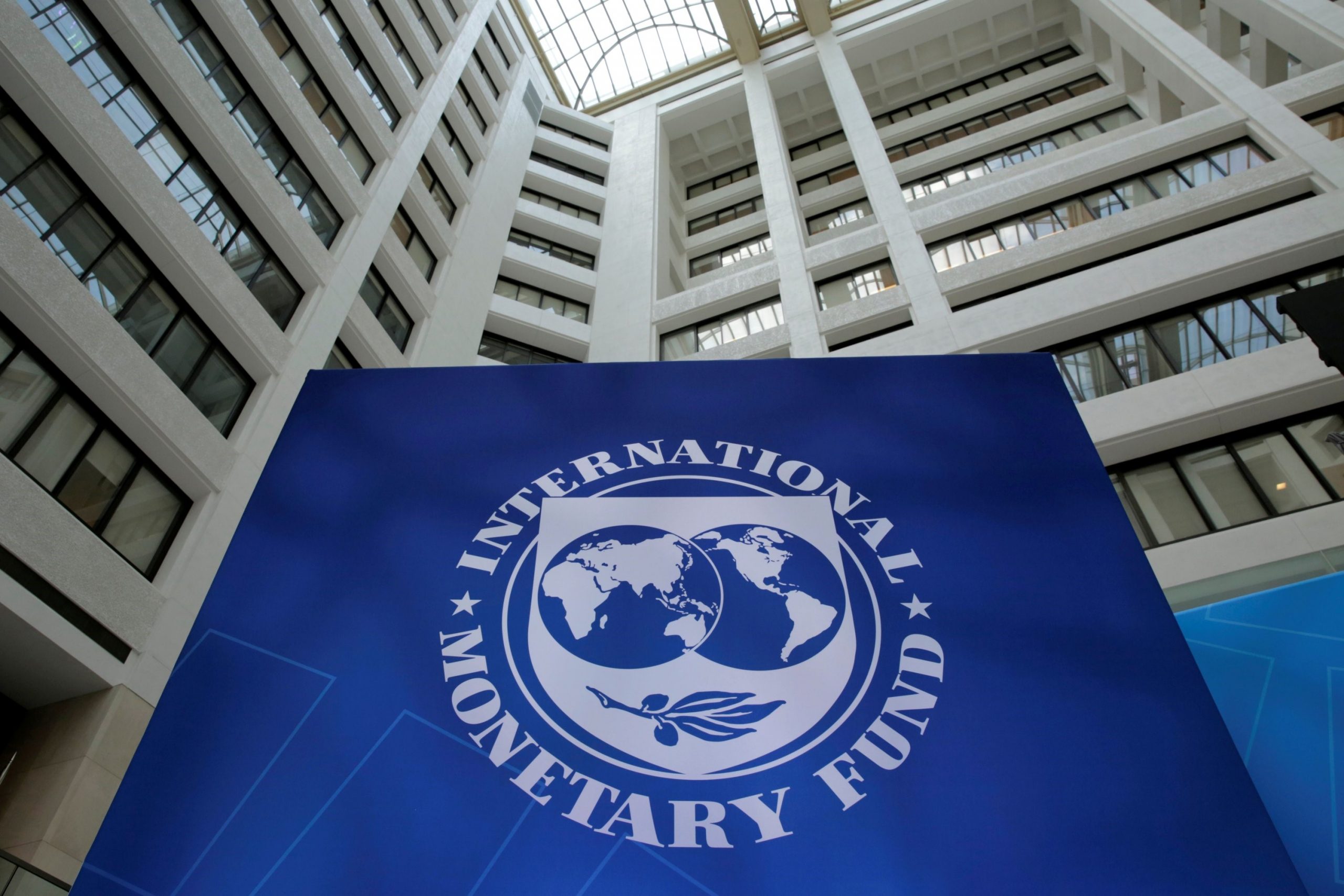 IMF hạ dự báo tăng trưởng kinh tế toàn cầu lần lượt 0,4 và 0,7 điểm phần trăm trong năm nay và năm sau.