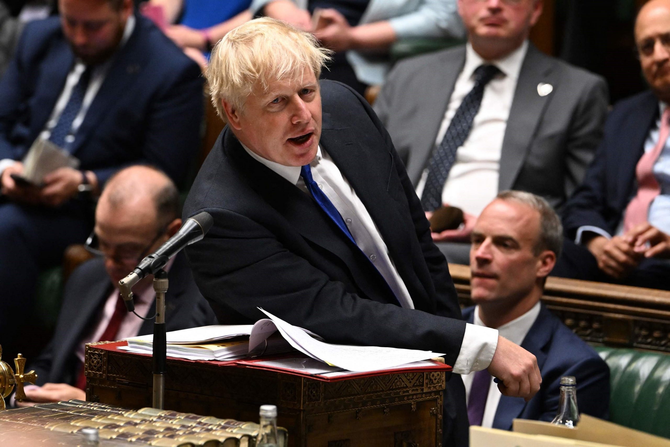 Thủ tướng Anh Boris Johnson quyết định từ chức sau khi hàng loạt các thành viên trong chính phủ từ chức để gây áp lực lên ông.