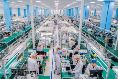 Một nhà máy smartphone ở Việt Nam. Việt Nam là một điểm đến phổ biến của các nhà sản xuất công nghệ muốn rời khỏi Trung Quốc.