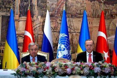 Tổng thư ký Liên Hợp quốc António Guterres (trái) và Tổng thống Thổ Nhĩ Kỳ Recep Tayyip Erdogan trong buổi lễ ký kết hôm thứ Sáu.