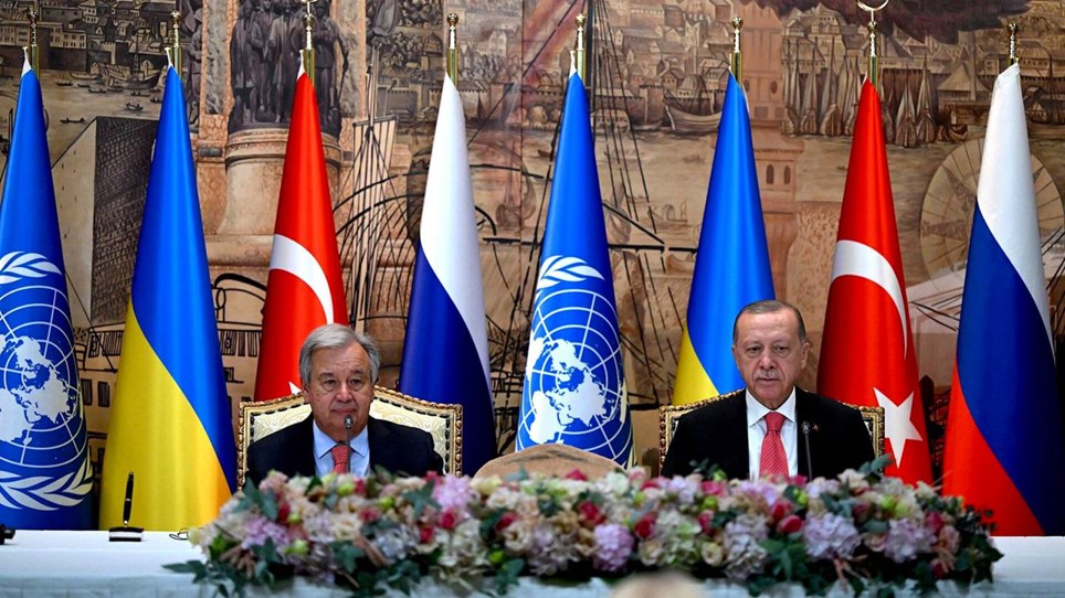 Tổng thư ký Liên Hợp quốc António Guterres (trái) và Tổng thống Thổ Nhĩ Kỳ Recep Tayyip Erdogan trong buổi lễ ký kết hôm thứ Sáu.
