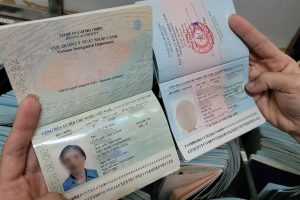 Hộ chiếu mẫu mới (trái) không thể hiện thông tin về nơi sinh như hộ chiếu mẫu cũ.