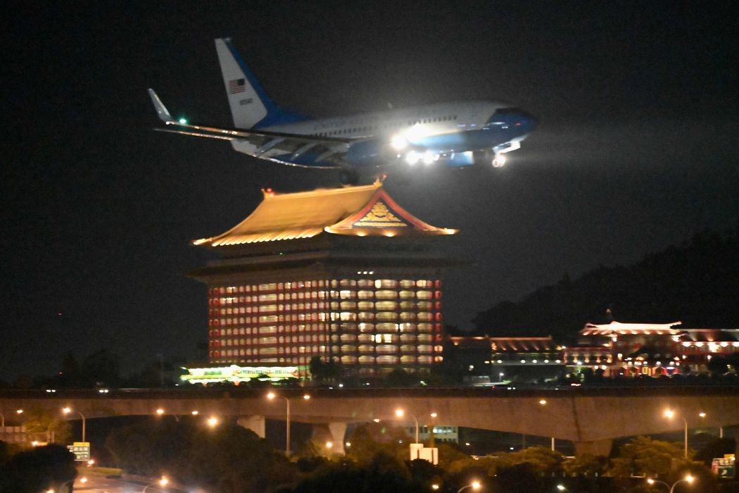 Máy bay chở bà Pelosi chuẩn bị hạ cánh tại Sân bay Tùng Sơn Đài Bắc.