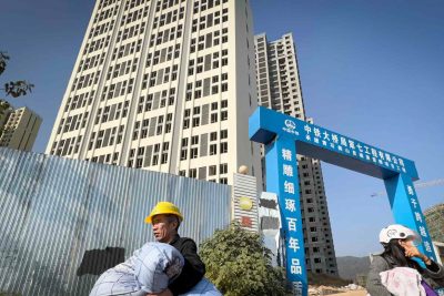 Nhiều công trình ở Trung Quốc đang bị trì hoãn xây dựng do các nhà phát triển gặp khó khăn.