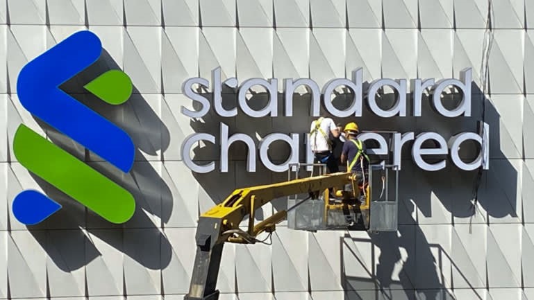 Những ngân hàng cho vay nhiều ở Trung Quốc đại lục như Standard Chartered chịu lỗ suy giảm giá trị tín dụng từ lĩnh vực bất động sản.