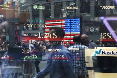 Chỉ số Tổng hợp Nasdaq thiên về công nghệ giảm 28% so với mức giảm 19% của chỉ số S&P 500 rộng hơn.