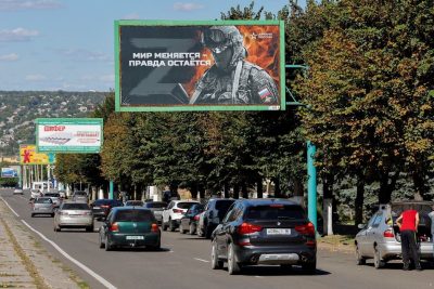 Biển quảng cáo hiển thị biểu ngữ ủng hộ Nga ỏ Cộng hòa Nhân dân Luhansk tự xưng.