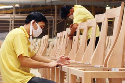 Bộ Công Thương cho biết việc đồ gỗ nhập khẩu từ Trung Quốc tăng đáng kể gây thiệt hại cho sản xuất trong nước.